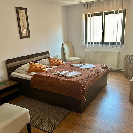 Bed and Breakfast Aranykakas étterem és panzió Sîndominic Esterno foto