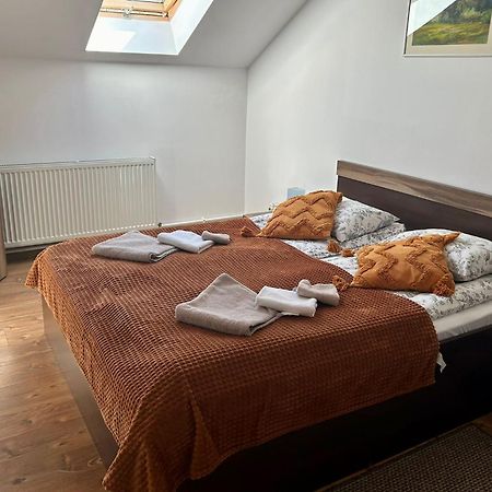 Bed and Breakfast Aranykakas étterem és panzió Sîndominic Esterno foto