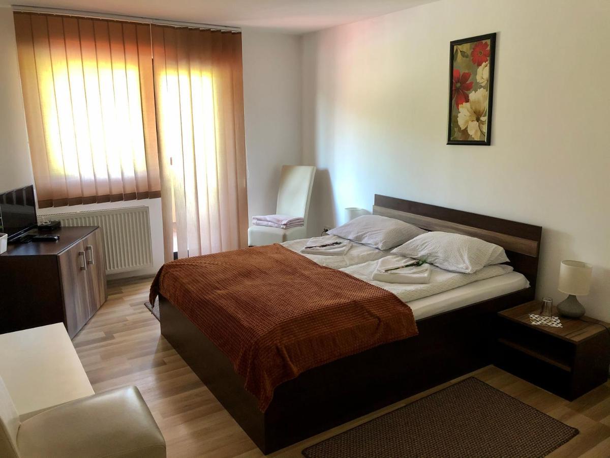 Bed and Breakfast Aranykakas étterem és panzió Sîndominic Esterno foto