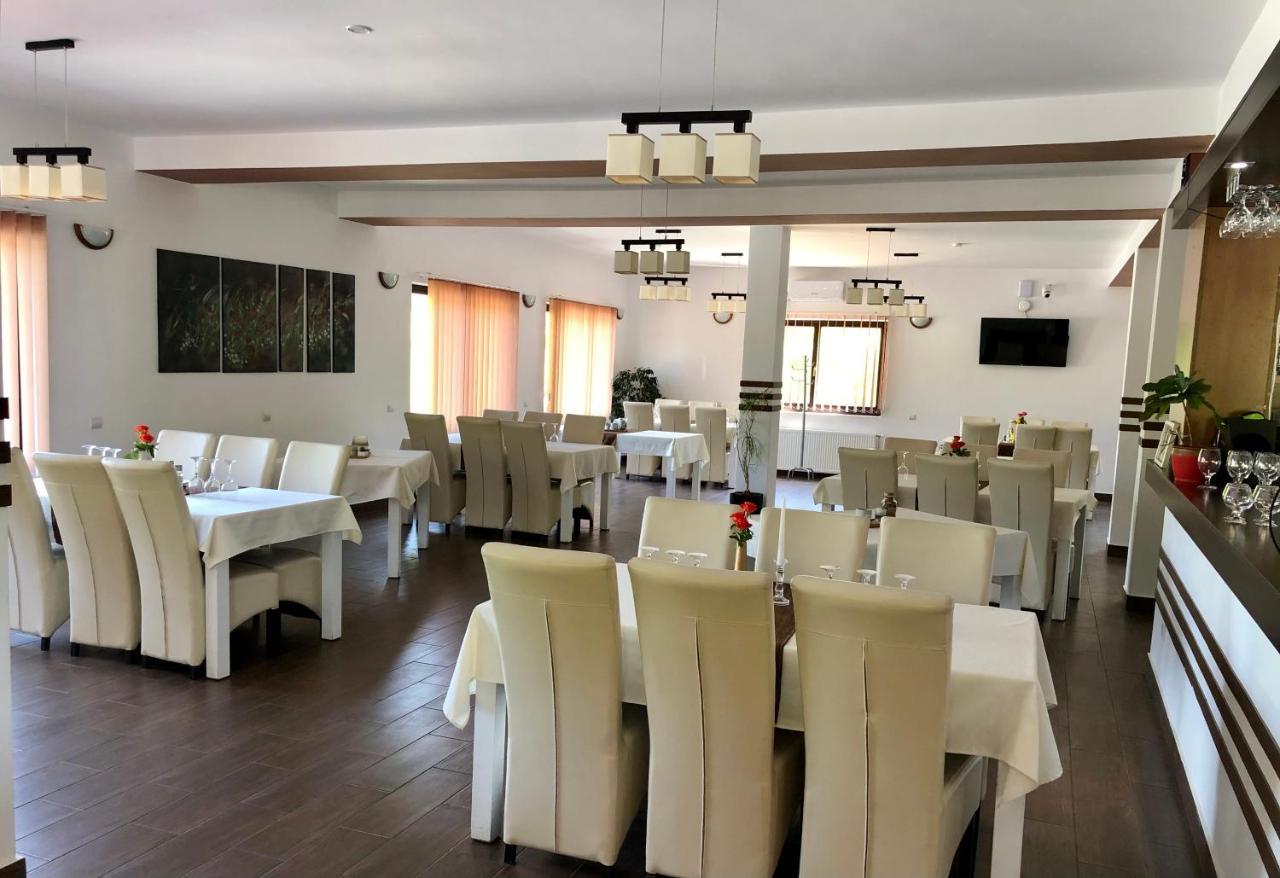 Bed and Breakfast Aranykakas étterem és panzió Sîndominic Esterno foto