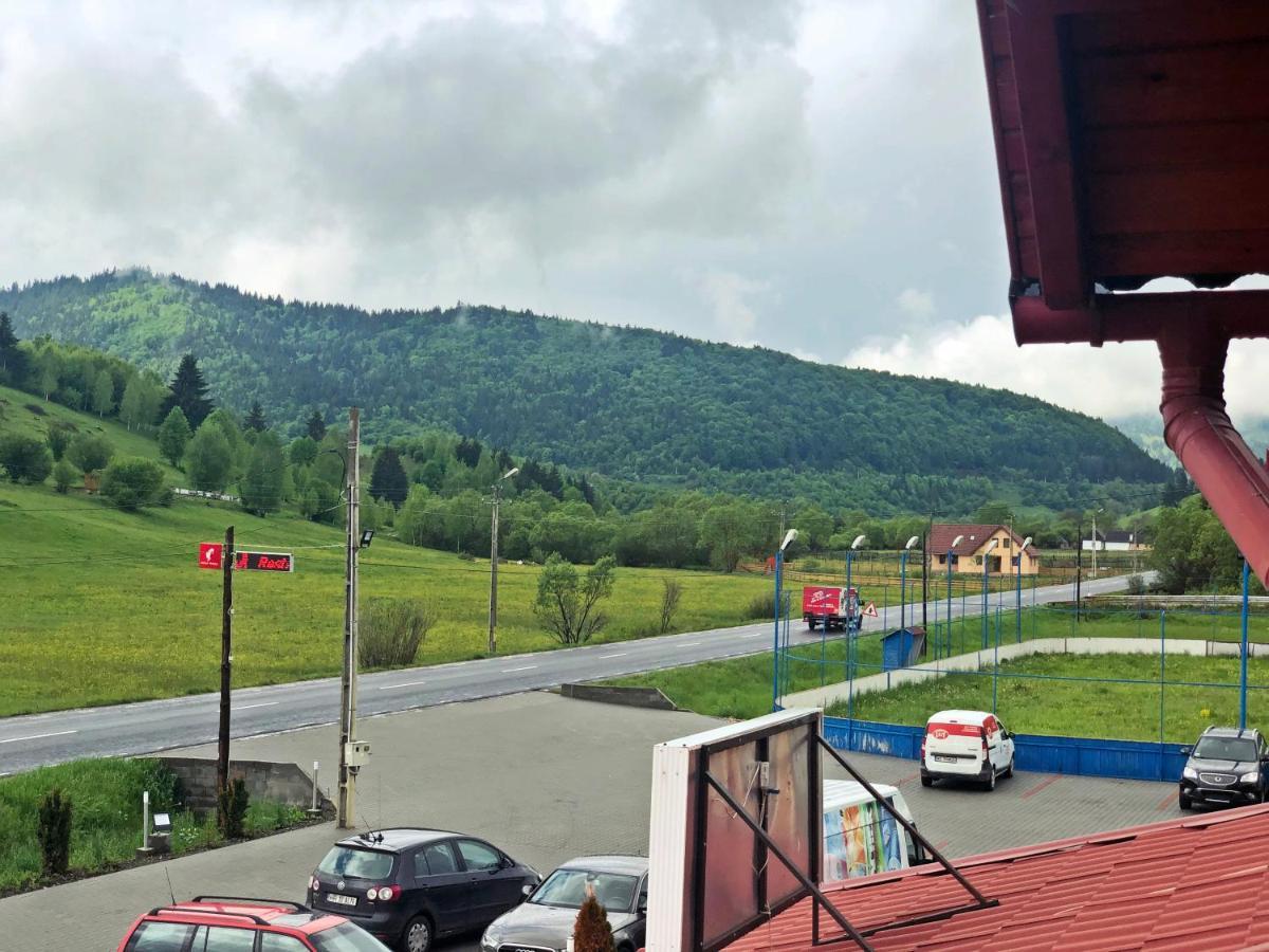 Bed and Breakfast Aranykakas étterem és panzió Sîndominic Esterno foto