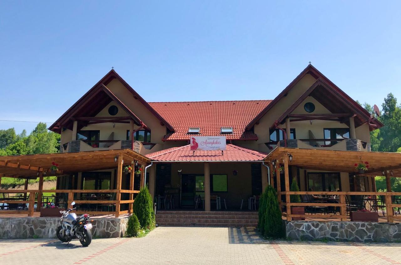 Bed and Breakfast Aranykakas étterem és panzió Sîndominic Esterno foto