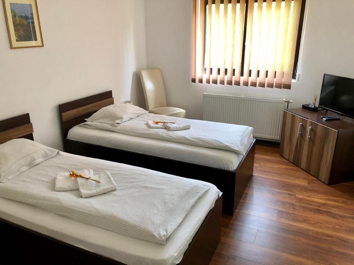 Bed and Breakfast Aranykakas étterem és panzió Sîndominic Esterno foto