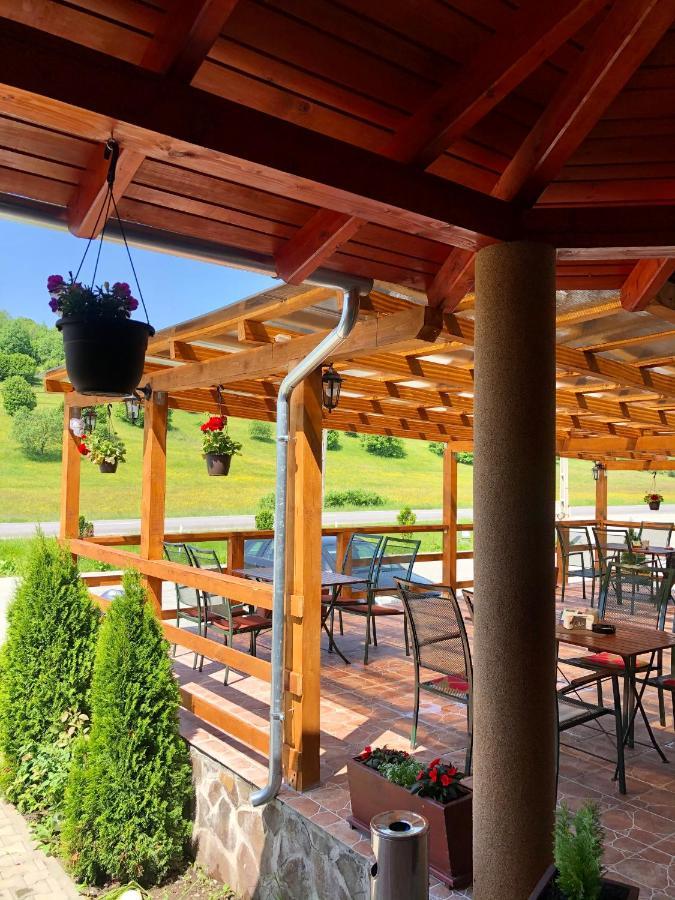 Bed and Breakfast Aranykakas étterem és panzió Sîndominic Esterno foto
