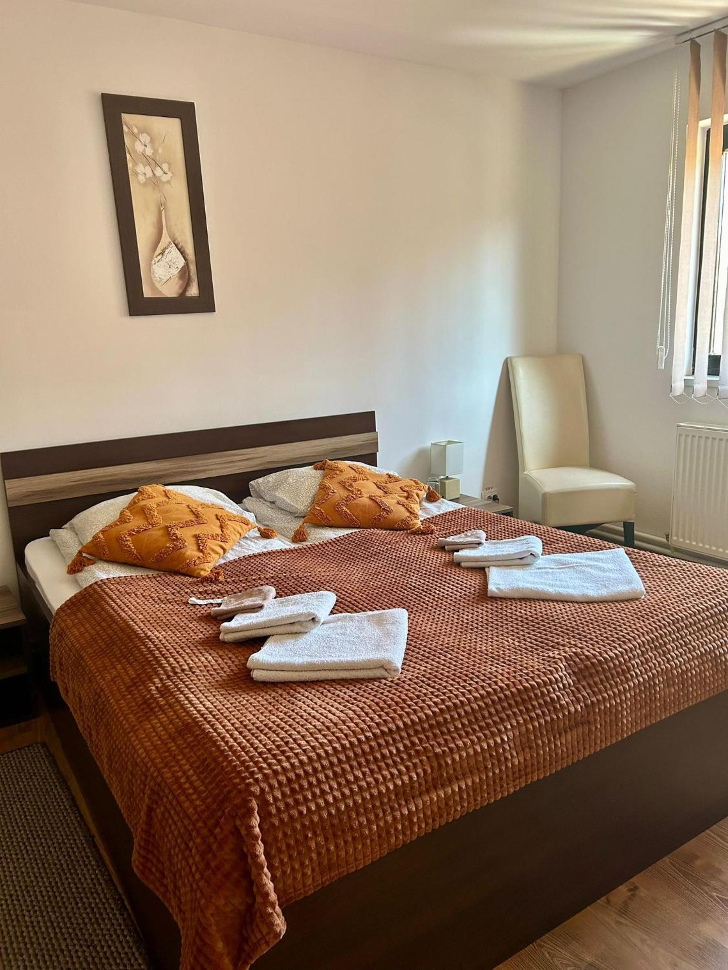 Bed and Breakfast Aranykakas étterem és panzió Sîndominic Esterno foto
