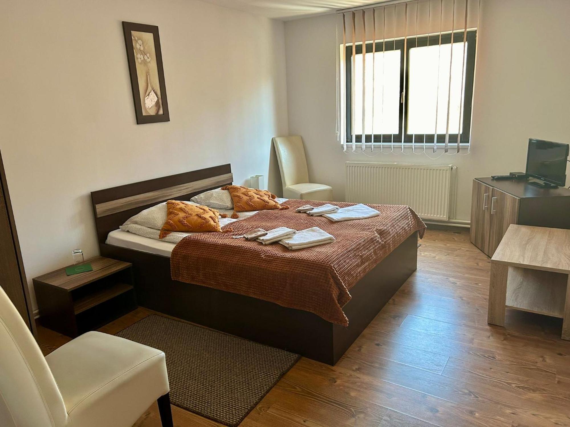 Bed and Breakfast Aranykakas étterem és panzió Sîndominic Esterno foto