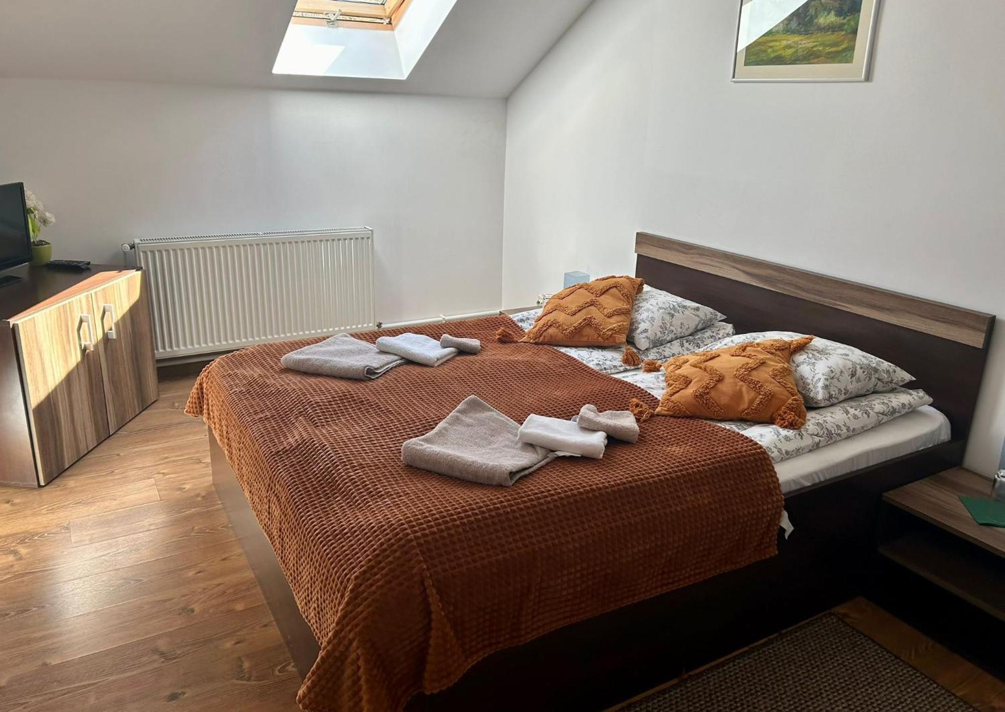 Bed and Breakfast Aranykakas étterem és panzió Sîndominic Esterno foto