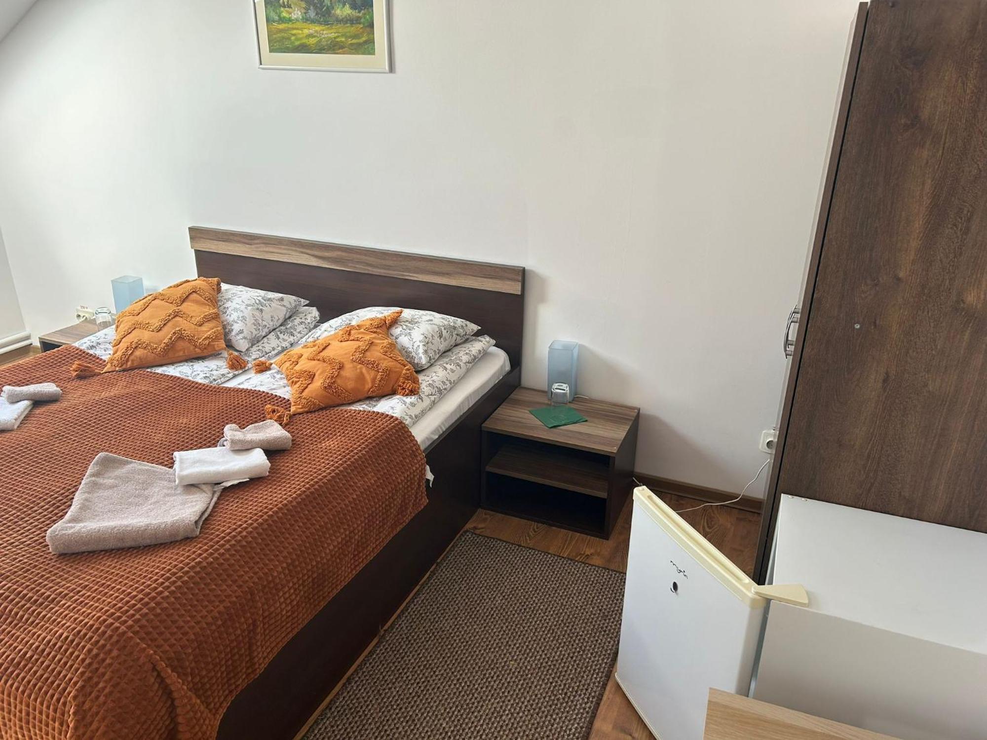 Bed and Breakfast Aranykakas étterem és panzió Sîndominic Esterno foto